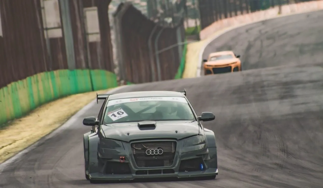 Audi DTCC cinza da Equipe MRT na freada para o S do Senna, em Interlagos