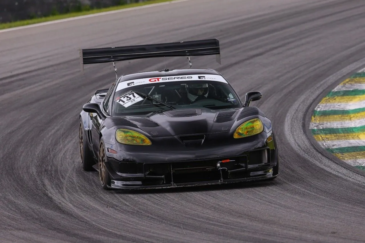 Corvette ZR-1 preta da Equipe MRT contornando curva em Interlagos