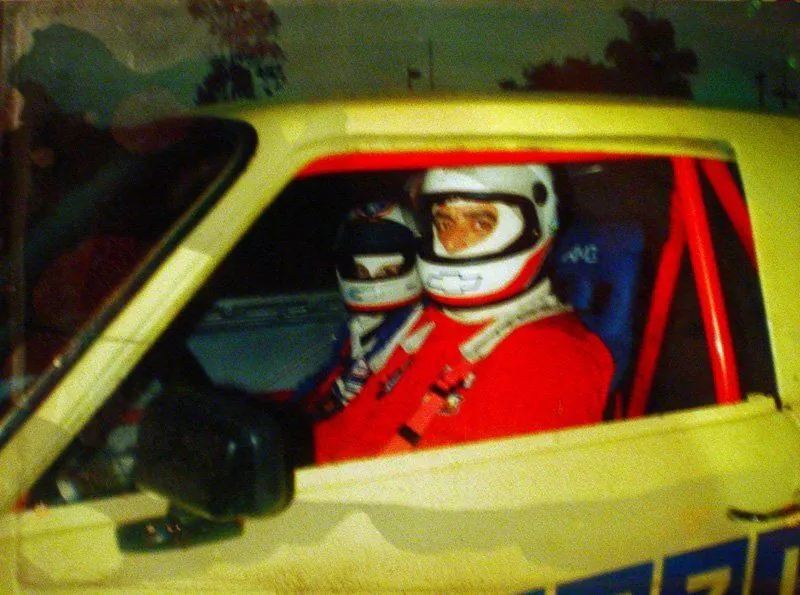 Ricardo criança e o pai, de capacete, dentro do Opala amarelo da escola de pilotagem Marazzi