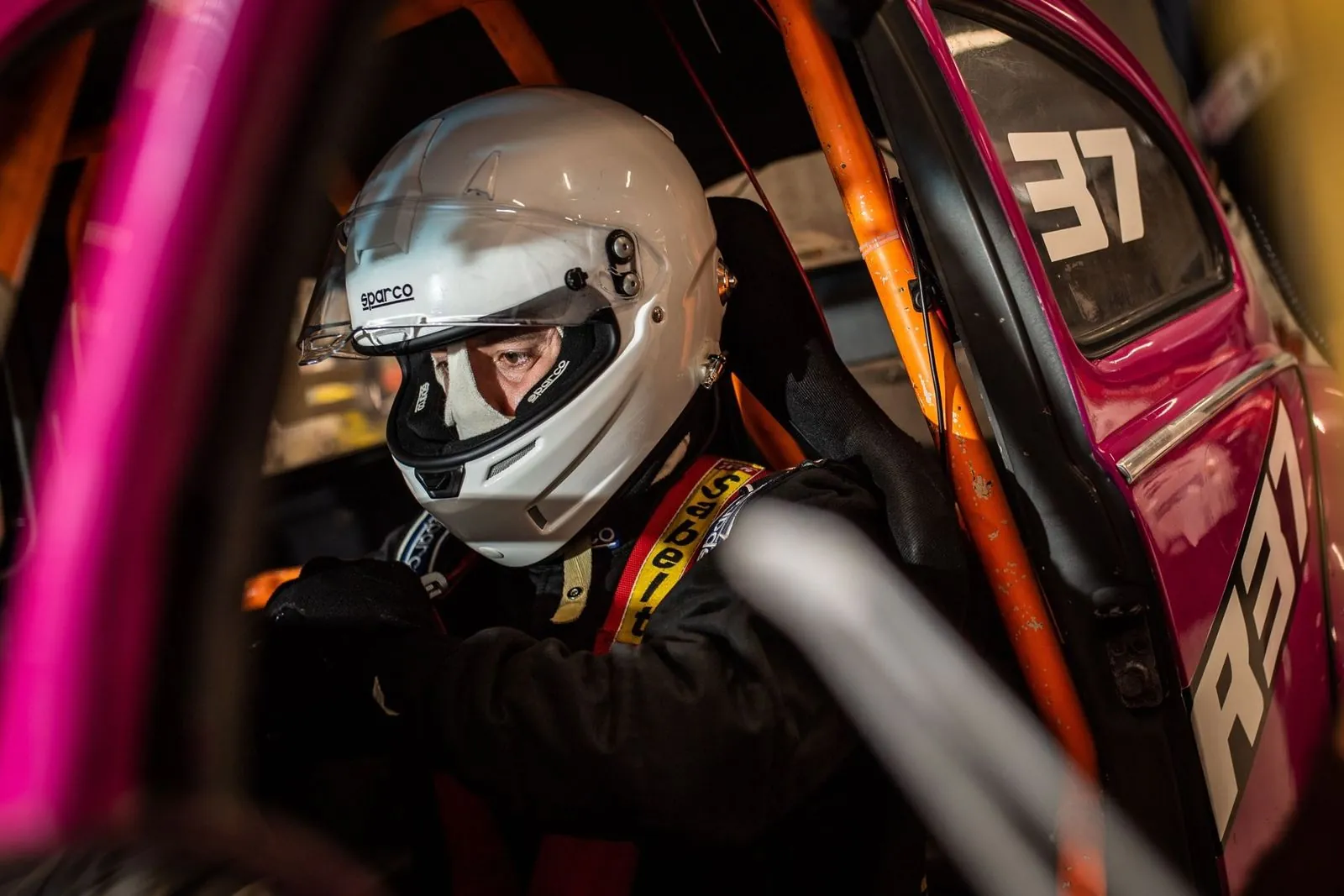 Ricardo dentro de um Fusca da equipe Wessler, nos seus primeiros experimentos na categoria Copa Fusca. Anos mais tarde ele montou seu próprio Fusca.