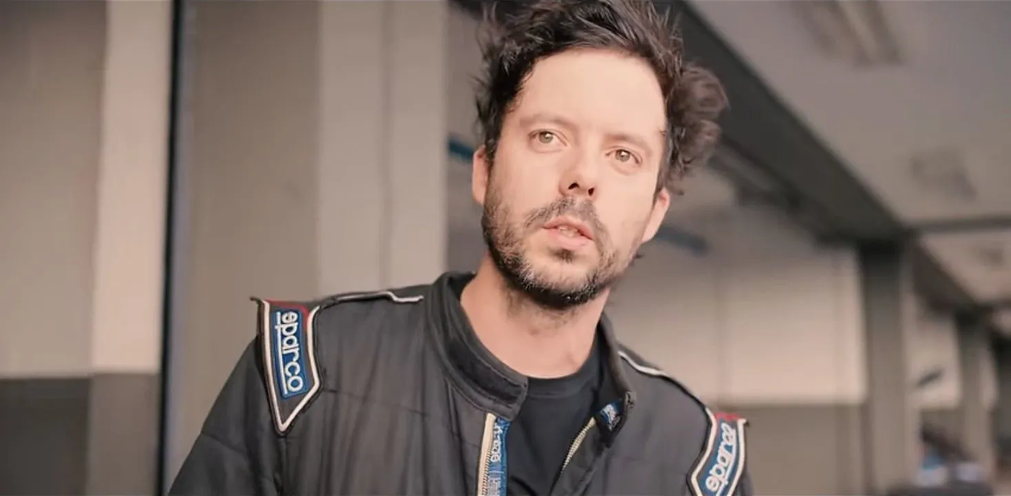 Ricardo Gouveia de macacão Sparco nos boxes do autódromo de Goiânia