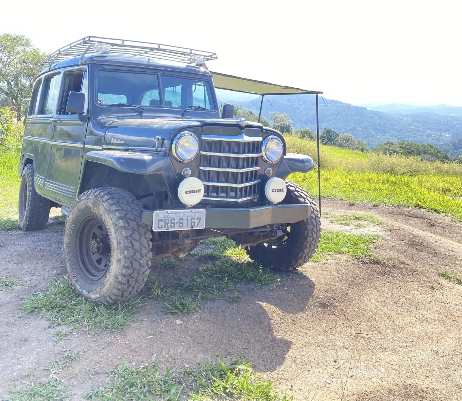 Rural Willys 1959 num mirante com montanhas ao fundo