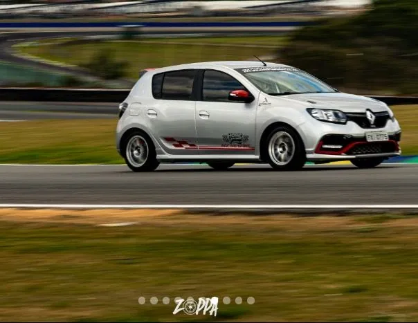 Sandero RS prata em alta velocidade numa reta de Interlagos